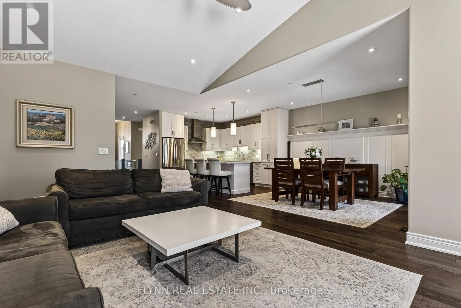 32 RIDGEVIEW CRESCENT