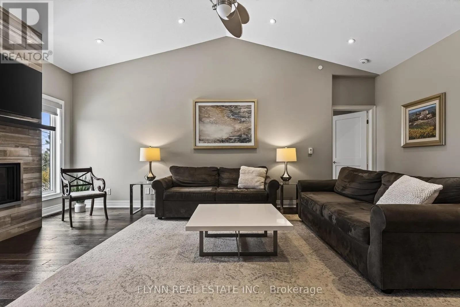32 RIDGEVIEW CRESCENT