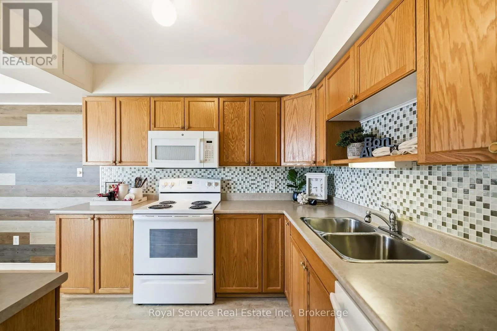 304 - 841 BATTELL STREET #304