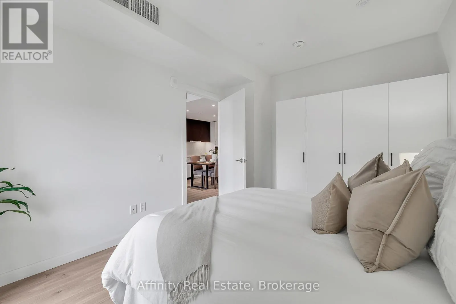 306 - 741 KING STREET W