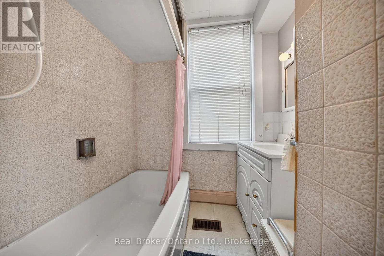9033 ERIN GARAFRAXA TOWNLINE