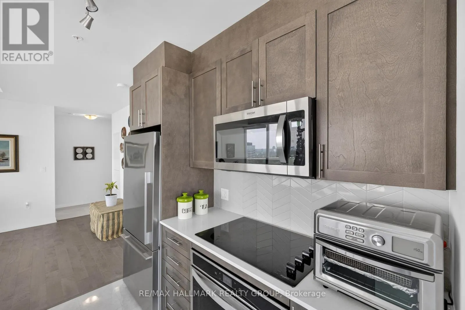 2404 - 805 CARLING AVENUE