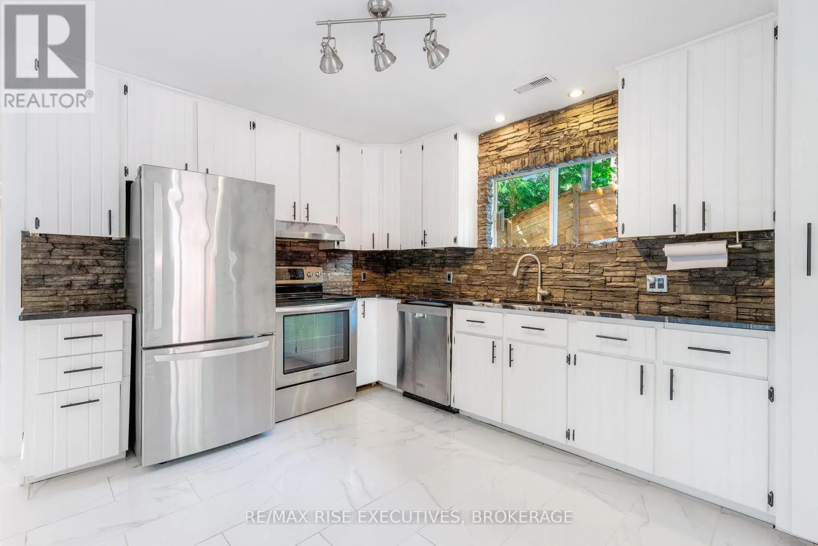 973 FOSTER BAY LANE