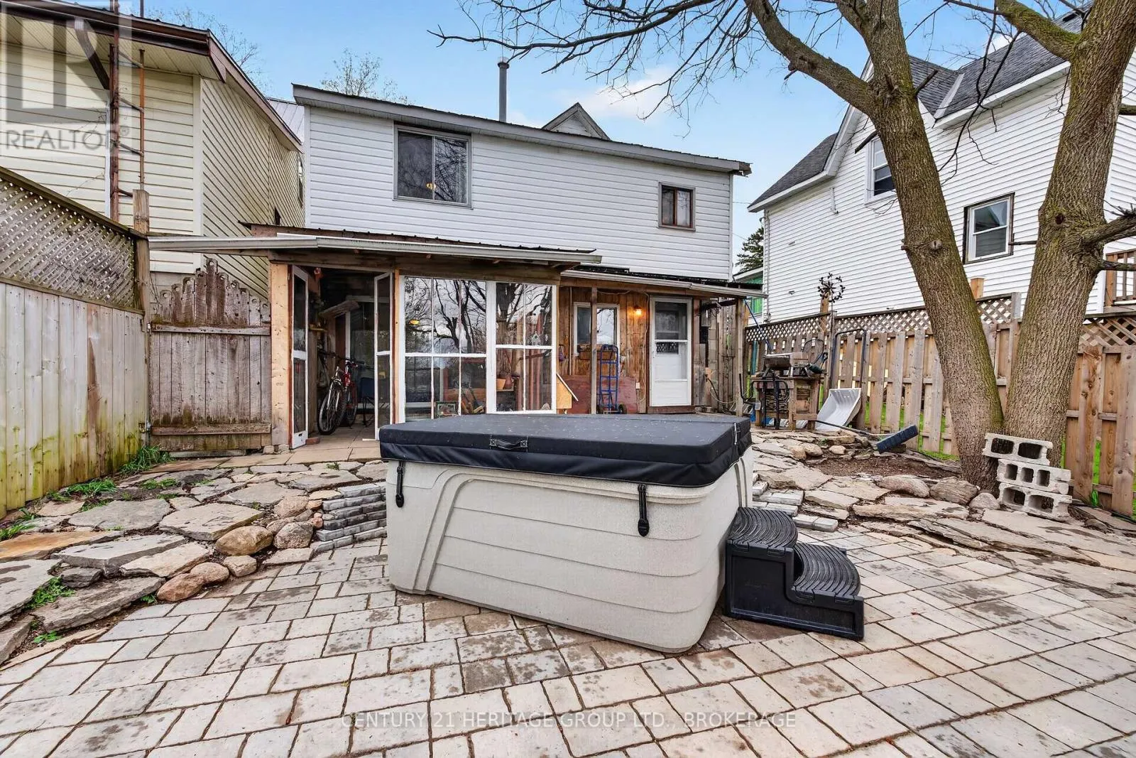 326 DUNDAS STREET