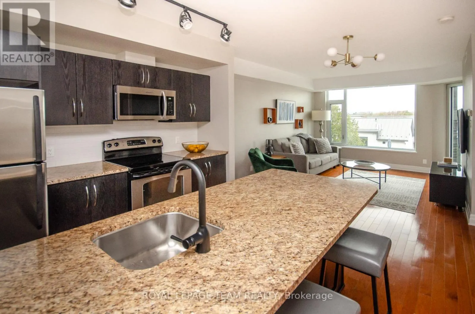302 - 1433 WELLINGTON STREET W