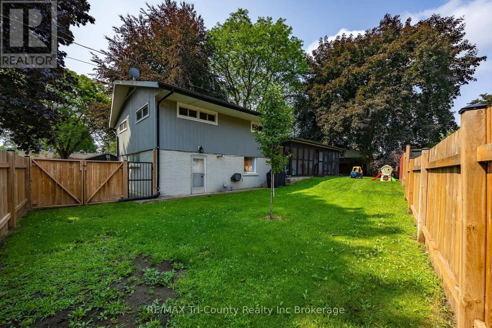 30 FAIRFIELD CRESCENT