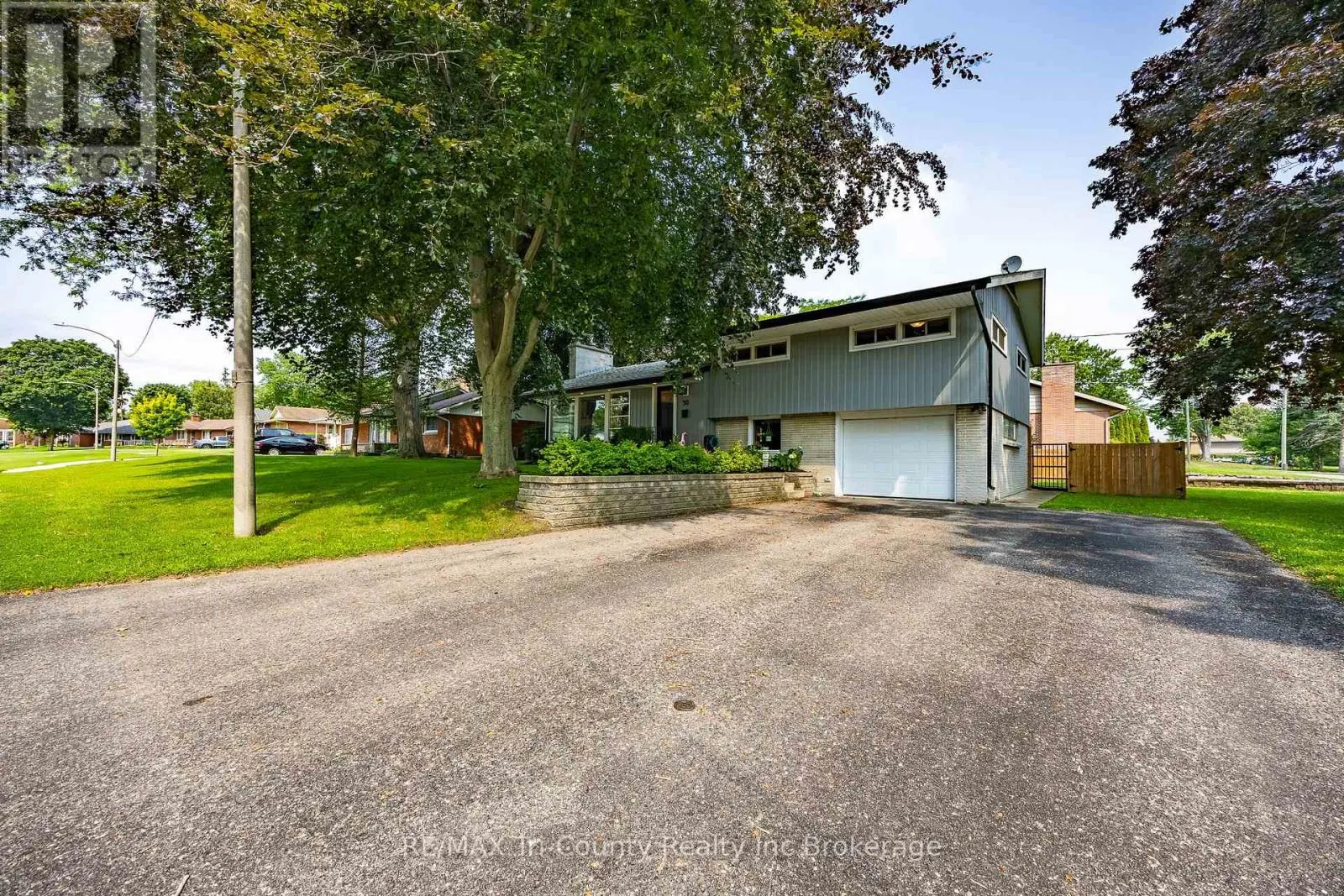 30 FAIRFIELD CRESCENT