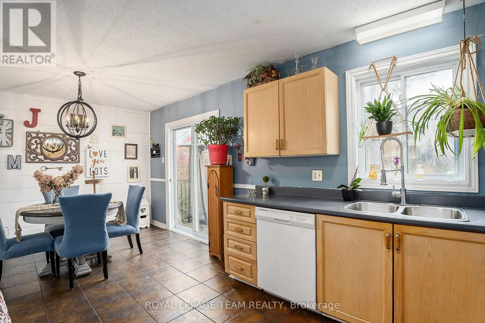 4 BLACK WALNUT ROAD