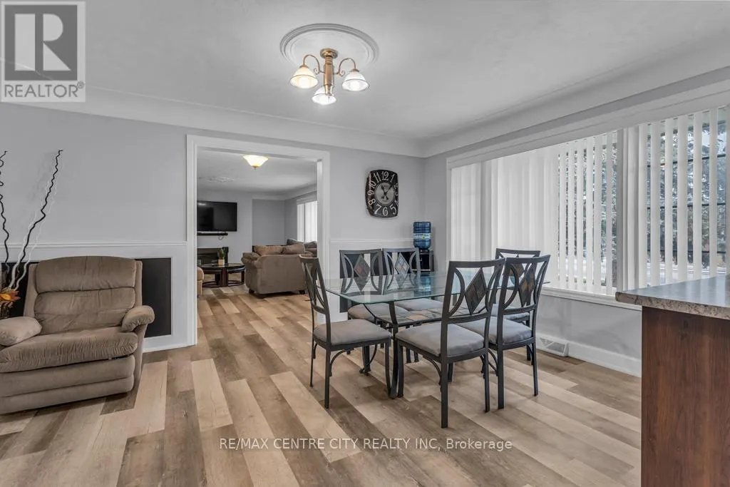 303 SIMCOE STREET