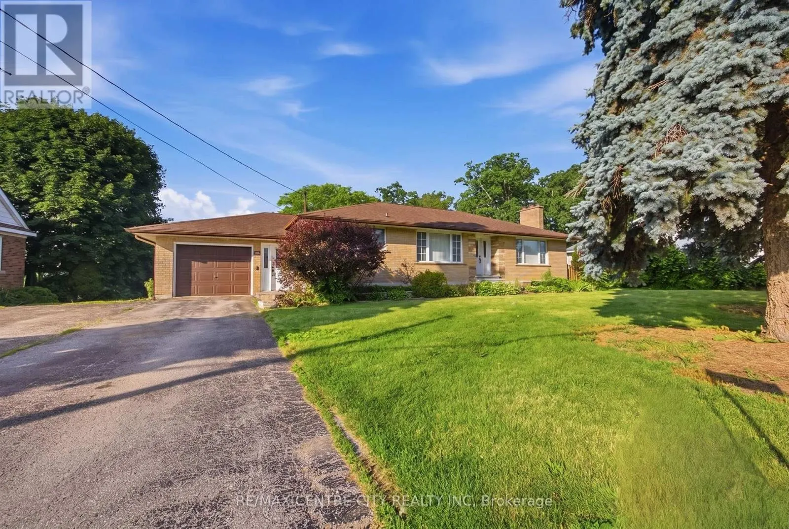 303 SIMCOE STREET