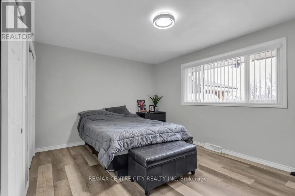 303 SIMCOE STREET