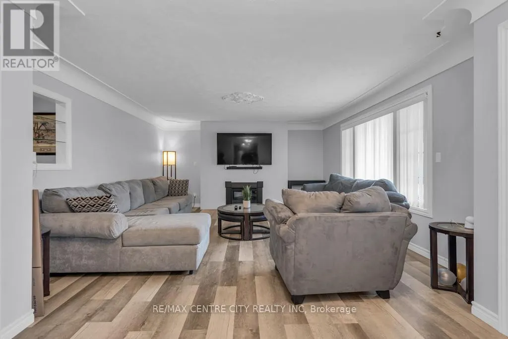 303 SIMCOE STREET