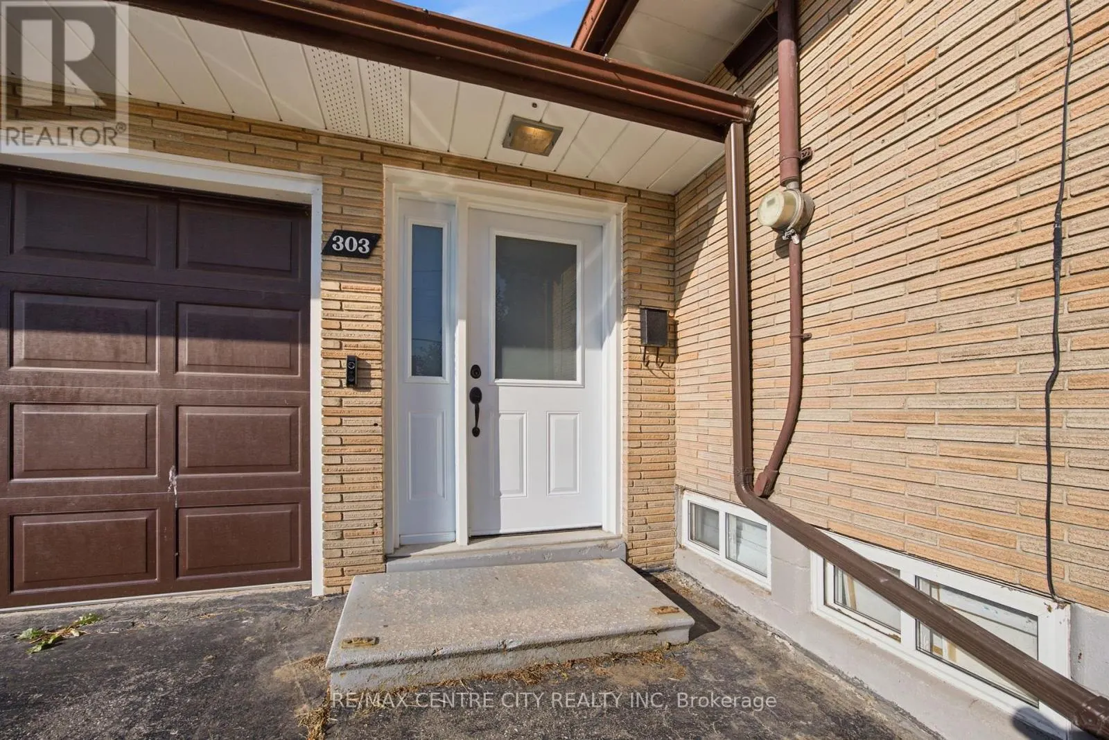 303 SIMCOE STREET