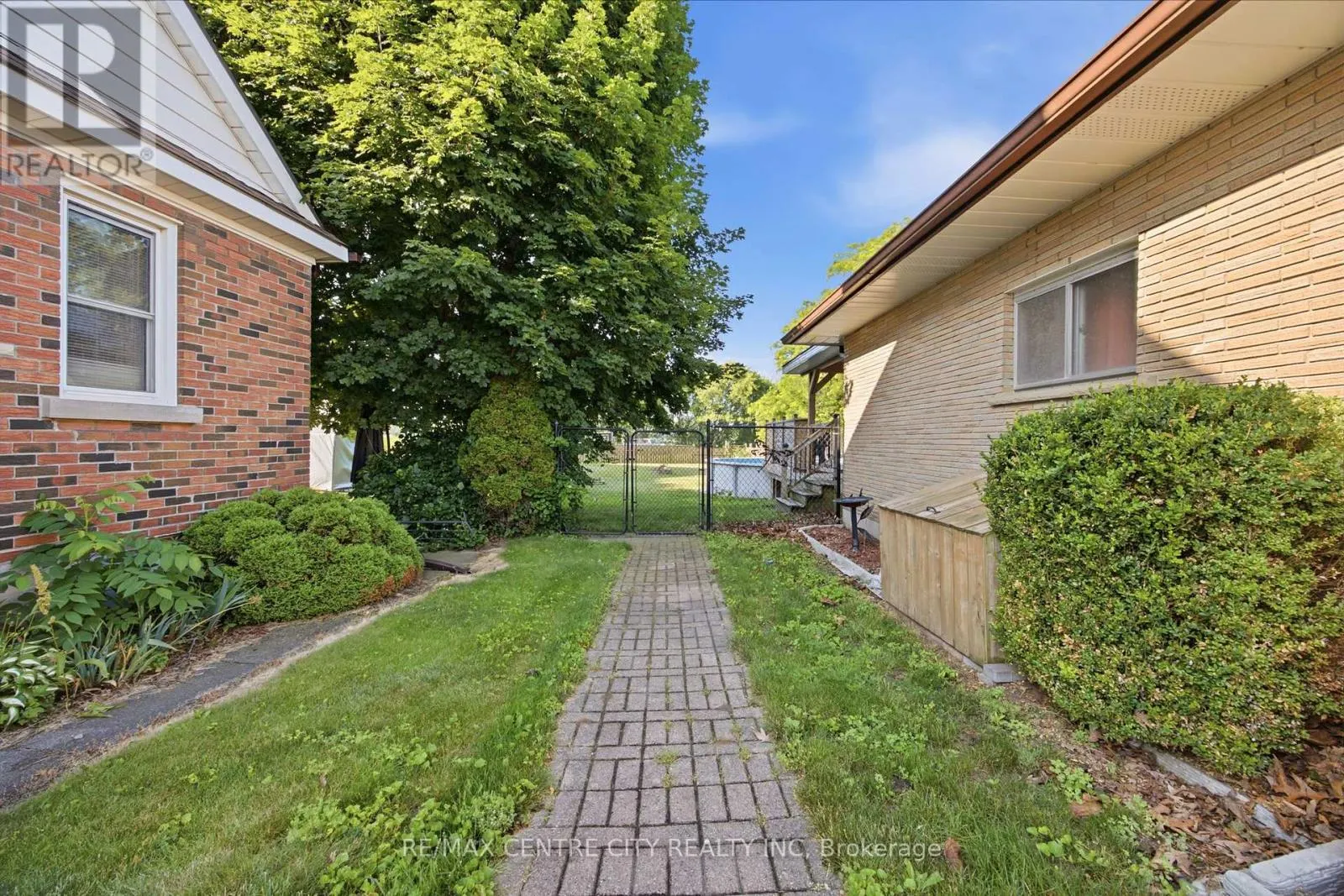 303 SIMCOE STREET