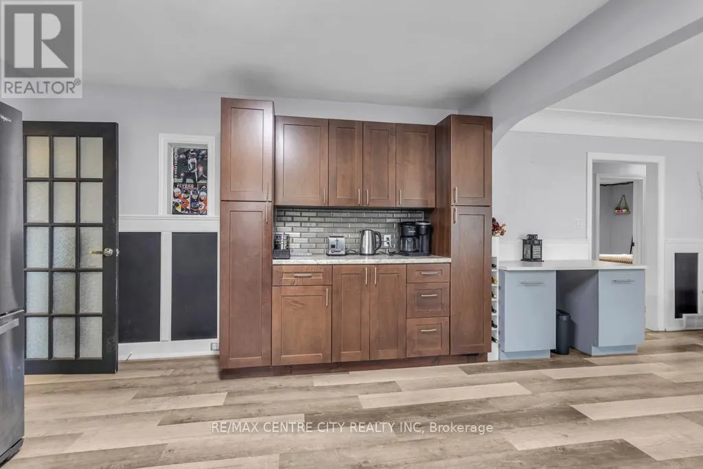 303 SIMCOE STREET