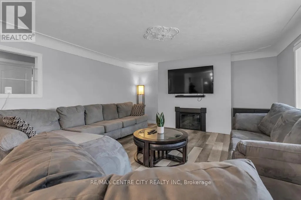 303 SIMCOE STREET