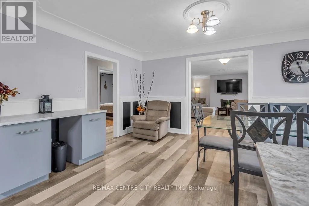303 SIMCOE STREET