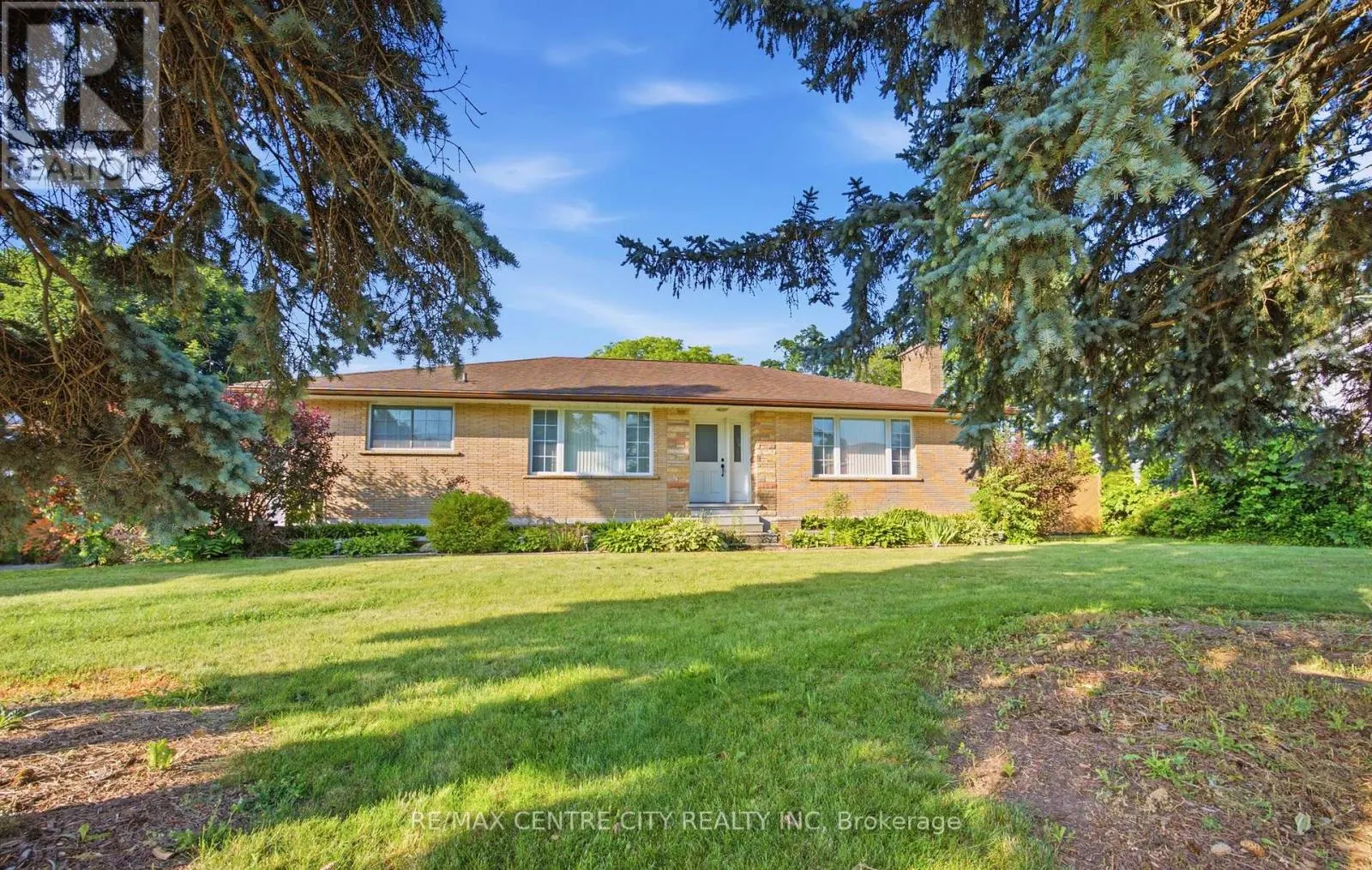 303 SIMCOE STREET
