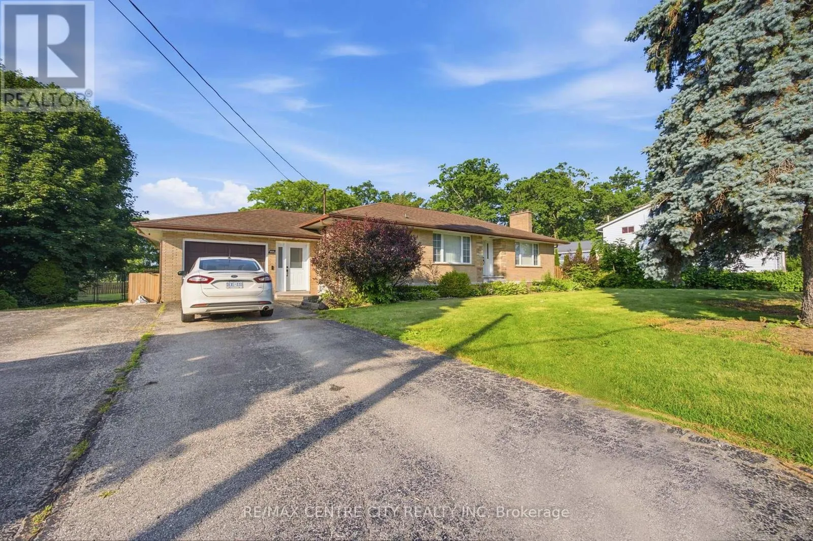 303 SIMCOE STREET