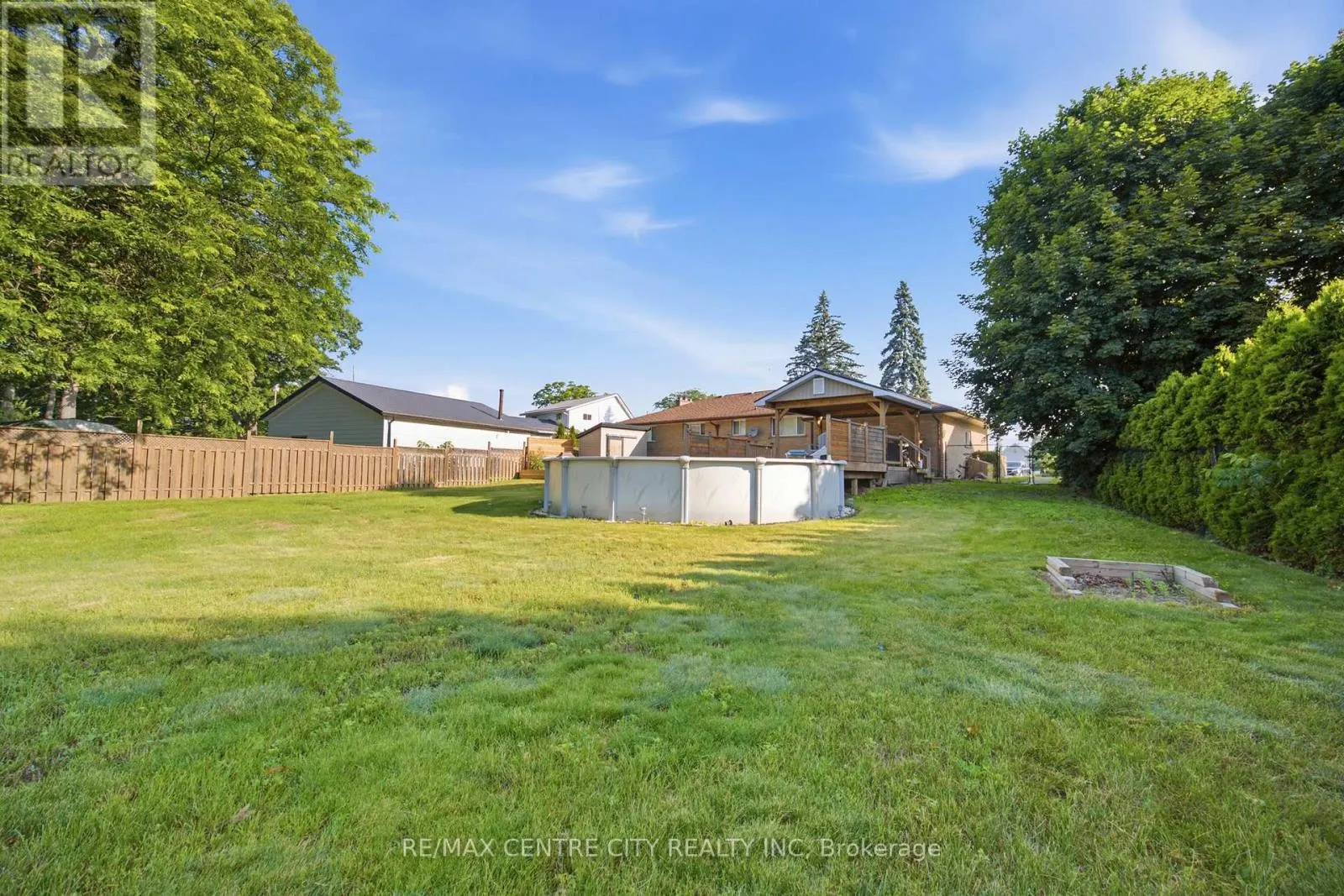 303 SIMCOE STREET
