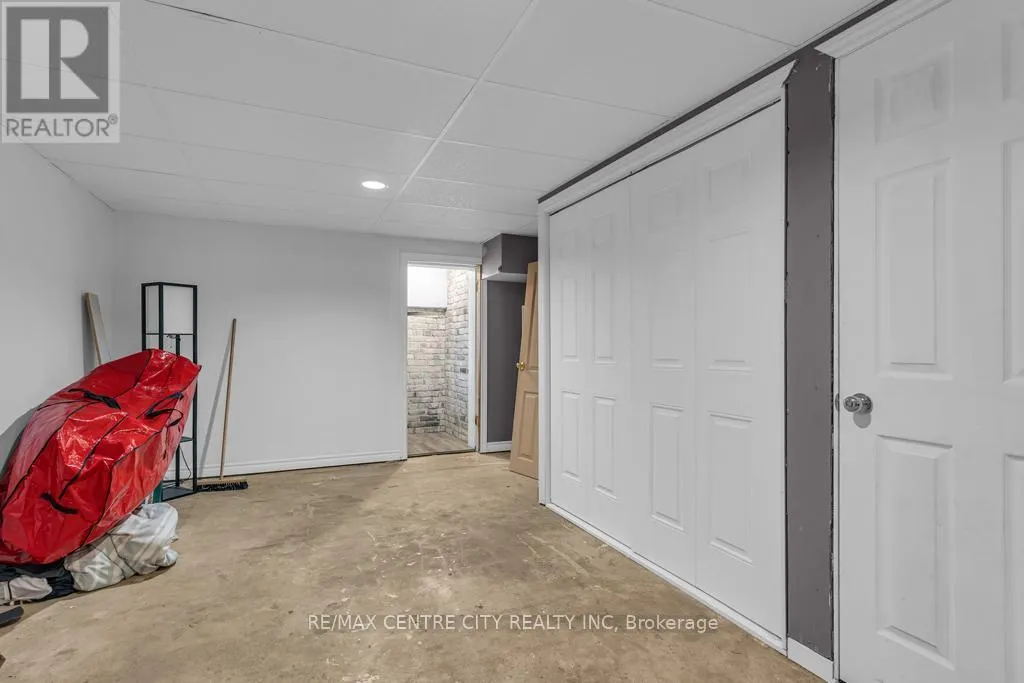 303 SIMCOE STREET