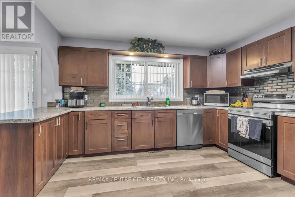 303 SIMCOE STREET