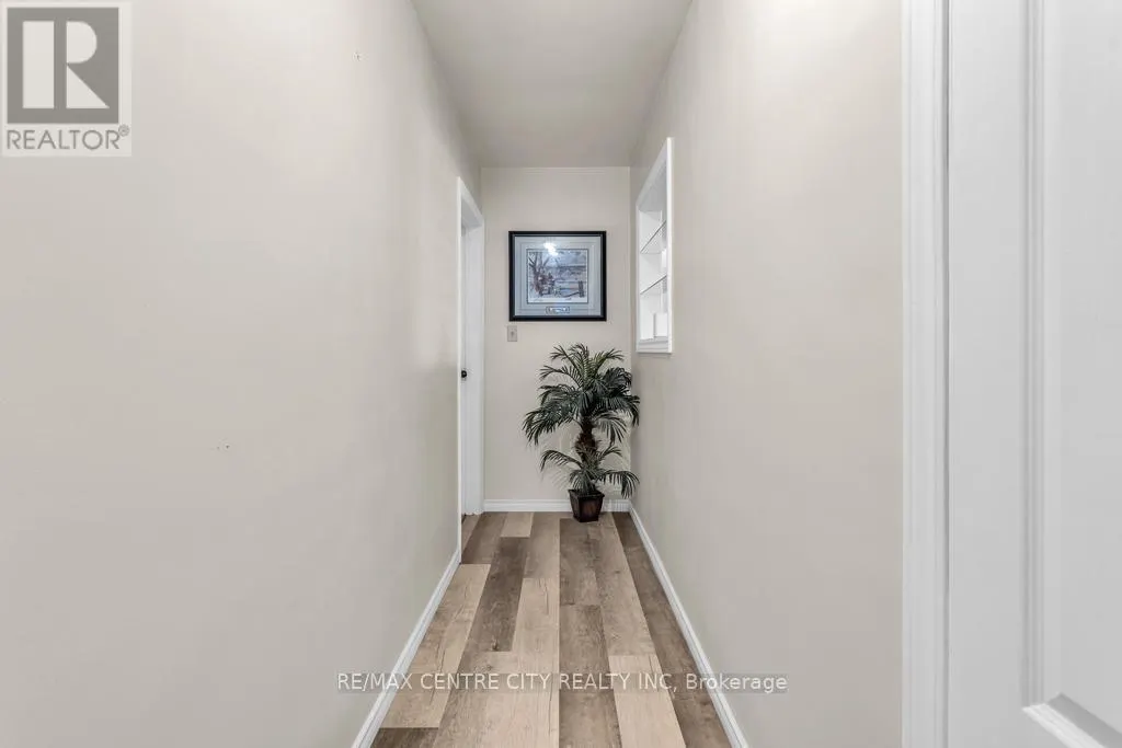 303 SIMCOE STREET