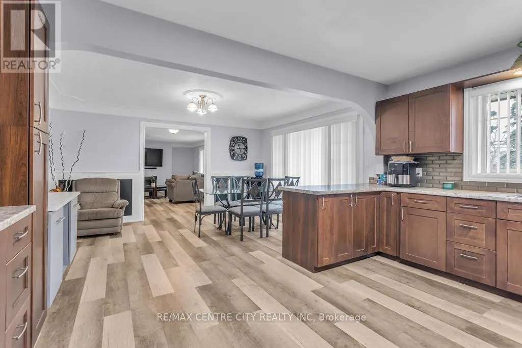 303 SIMCOE STREET