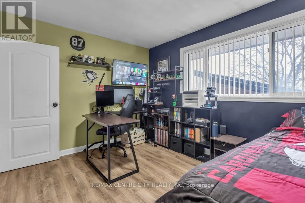 303 SIMCOE STREET