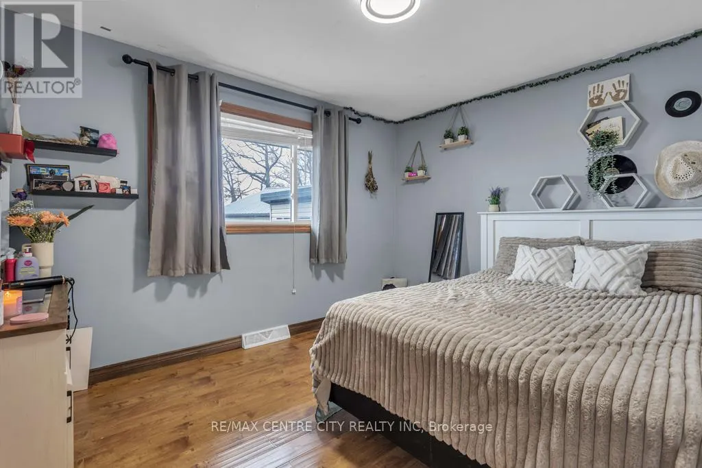 303 SIMCOE STREET