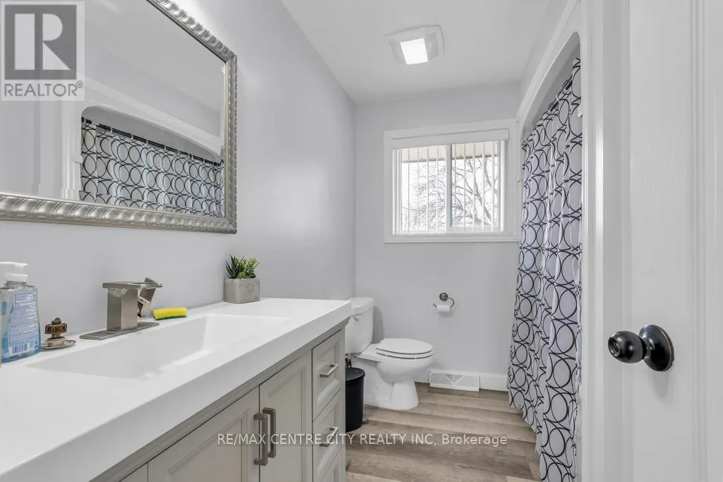303 SIMCOE STREET