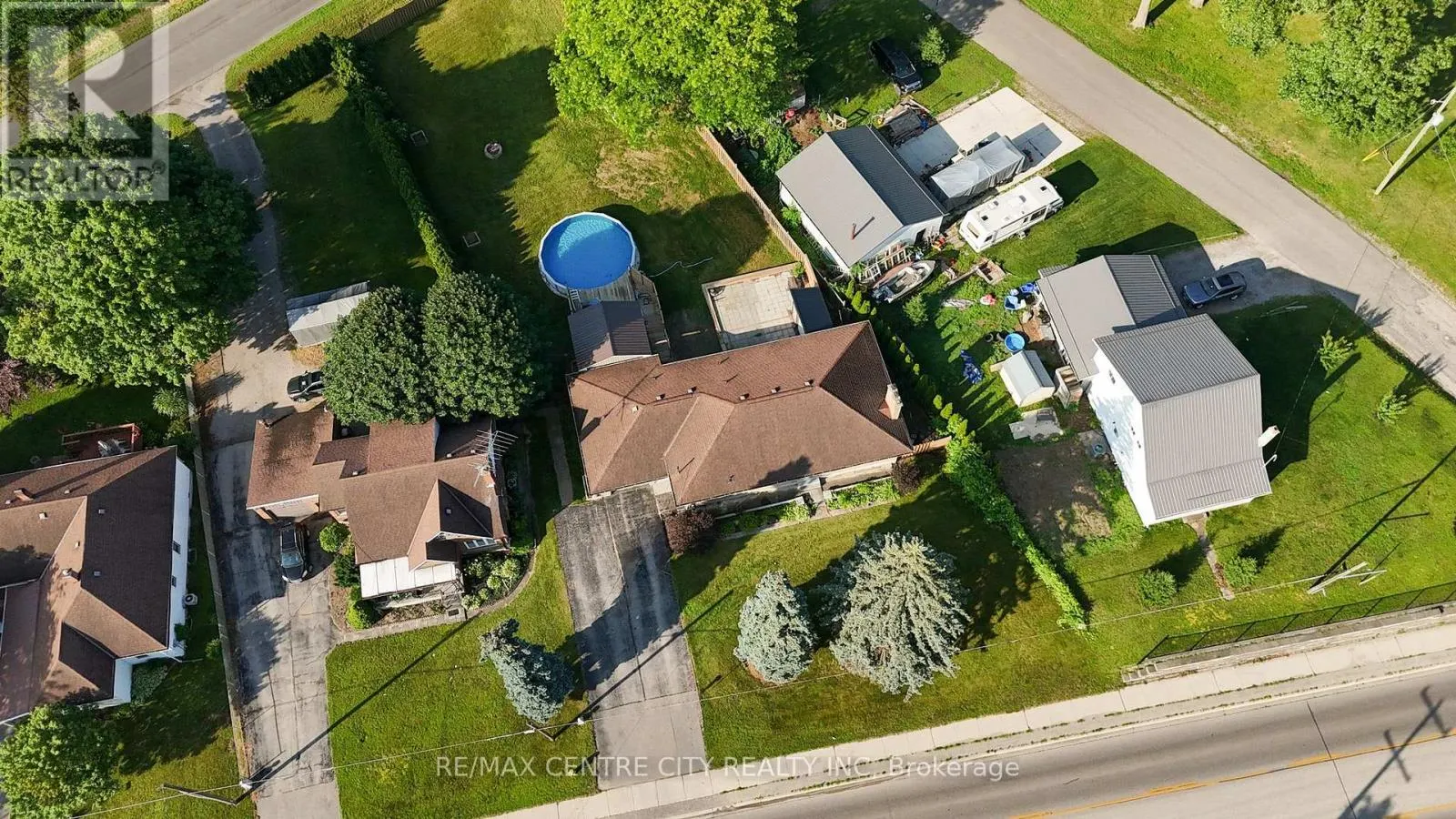 303 SIMCOE STREET