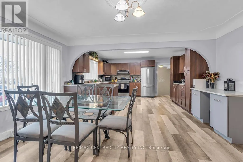 303 SIMCOE STREET