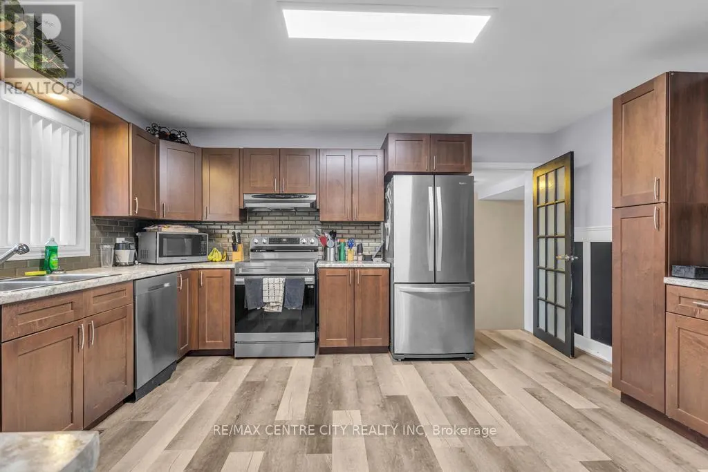 303 SIMCOE STREET