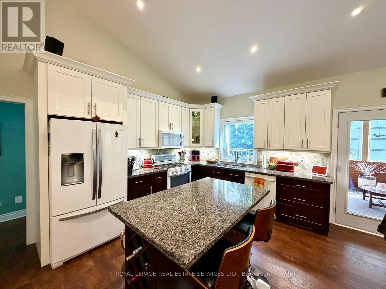1045 TOWER CRESCENT