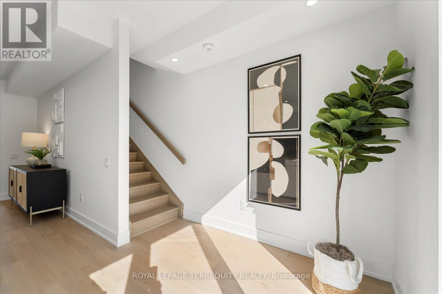 37 ROCKMOUNT CRESCENT