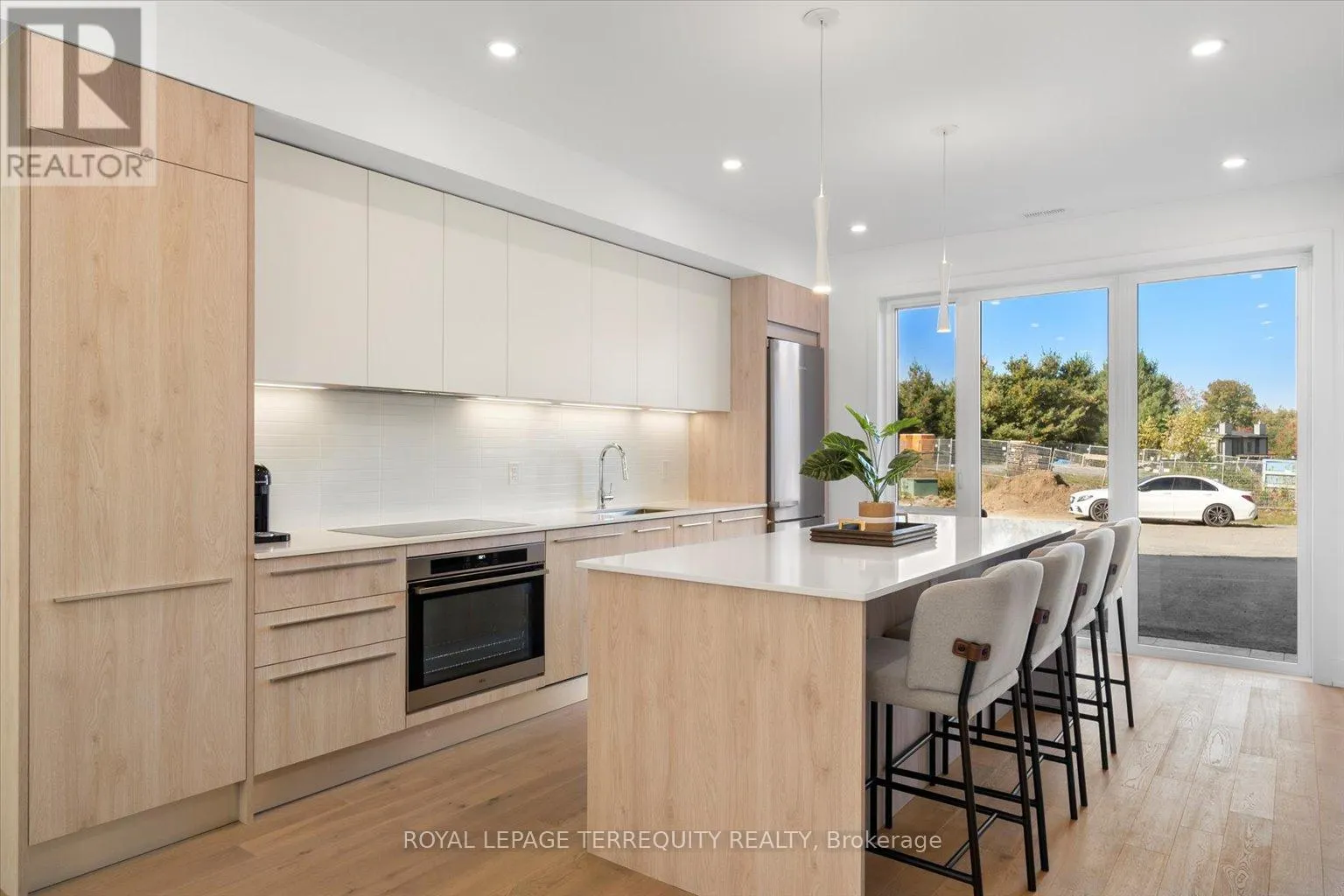 37 ROCKMOUNT CRESCENT