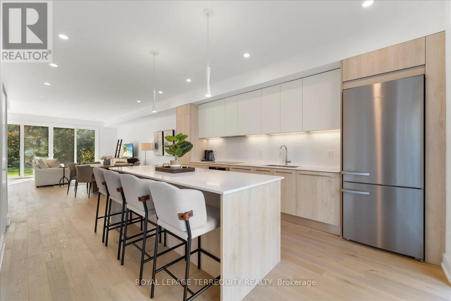 37 ROCKMOUNT CRESCENT