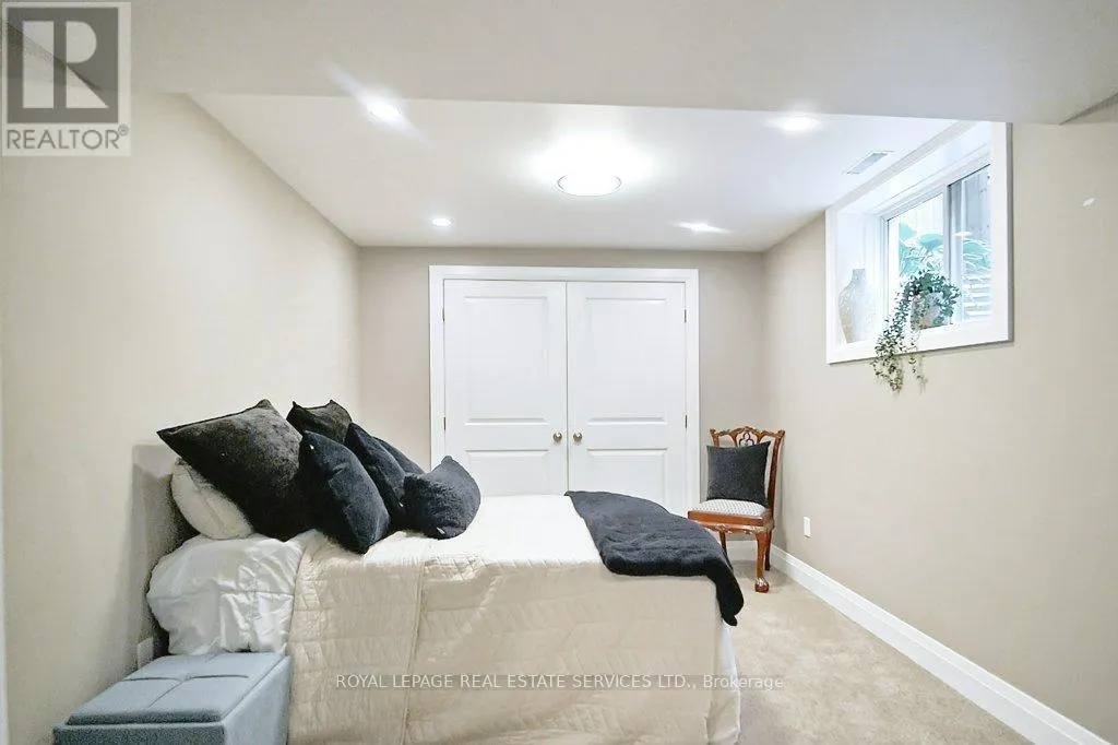560 LAKEVIEW DRIVE