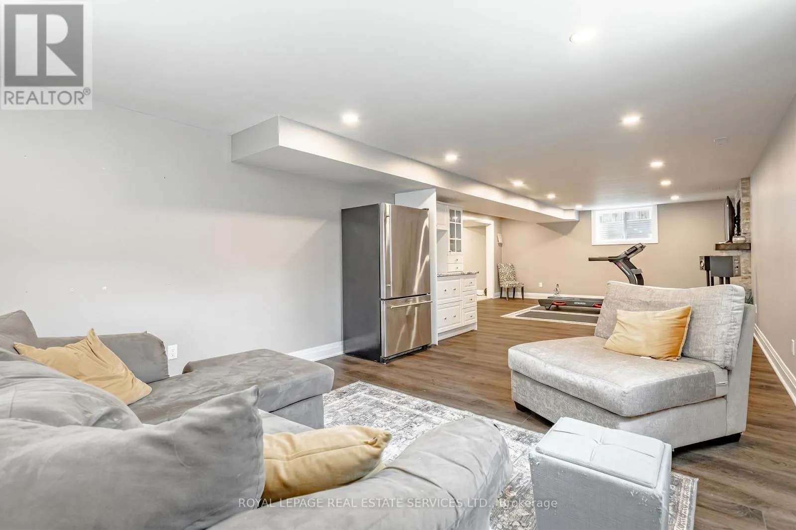 560 LAKEVIEW DRIVE