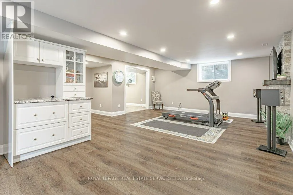 560 LAKEVIEW DRIVE