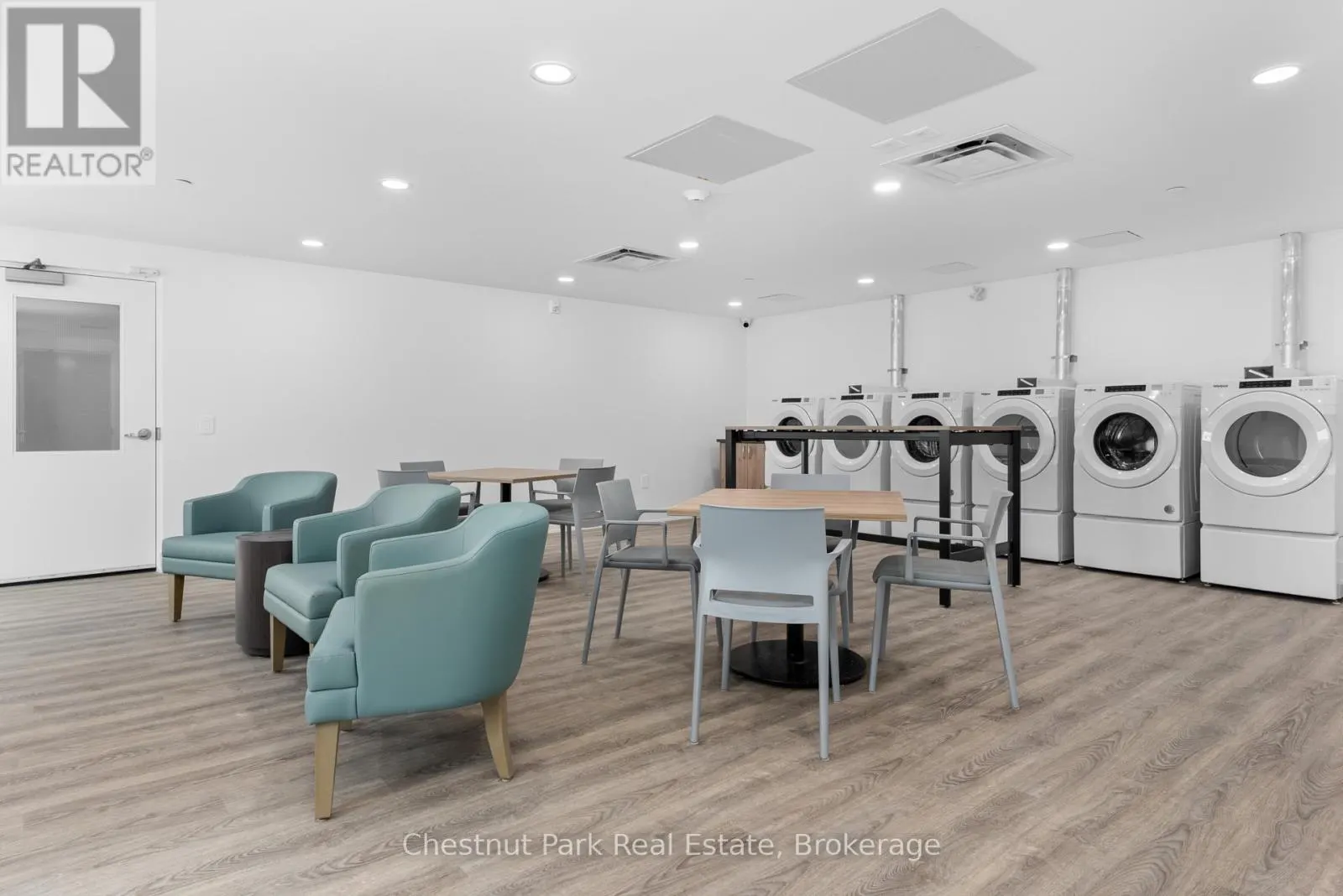 (STUDIO SUITE) - 520 ISAAC STREET