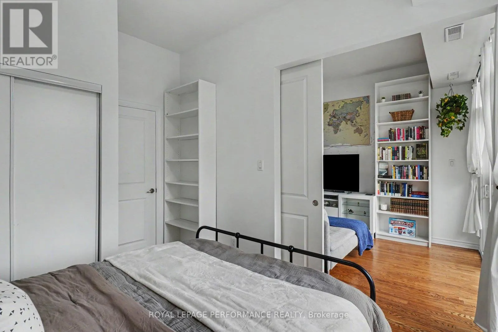 208 - 682 CHURCHILL AVENUE N