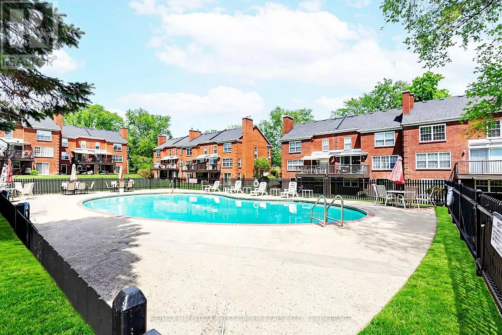 15 COUNTRY CLUB PLACE