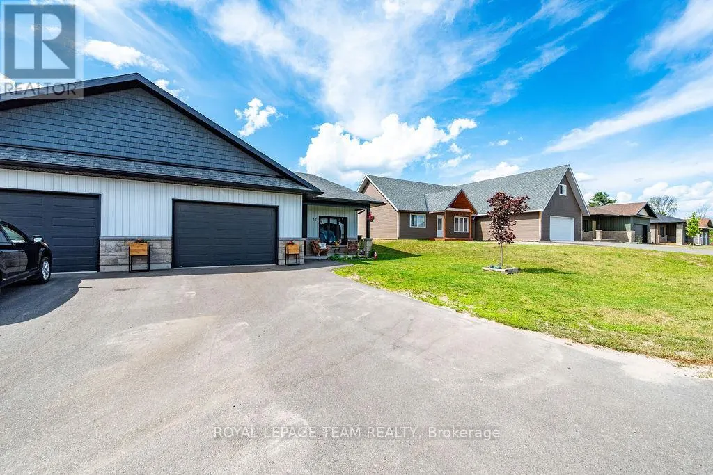12 BAMAGILLIA STREET E