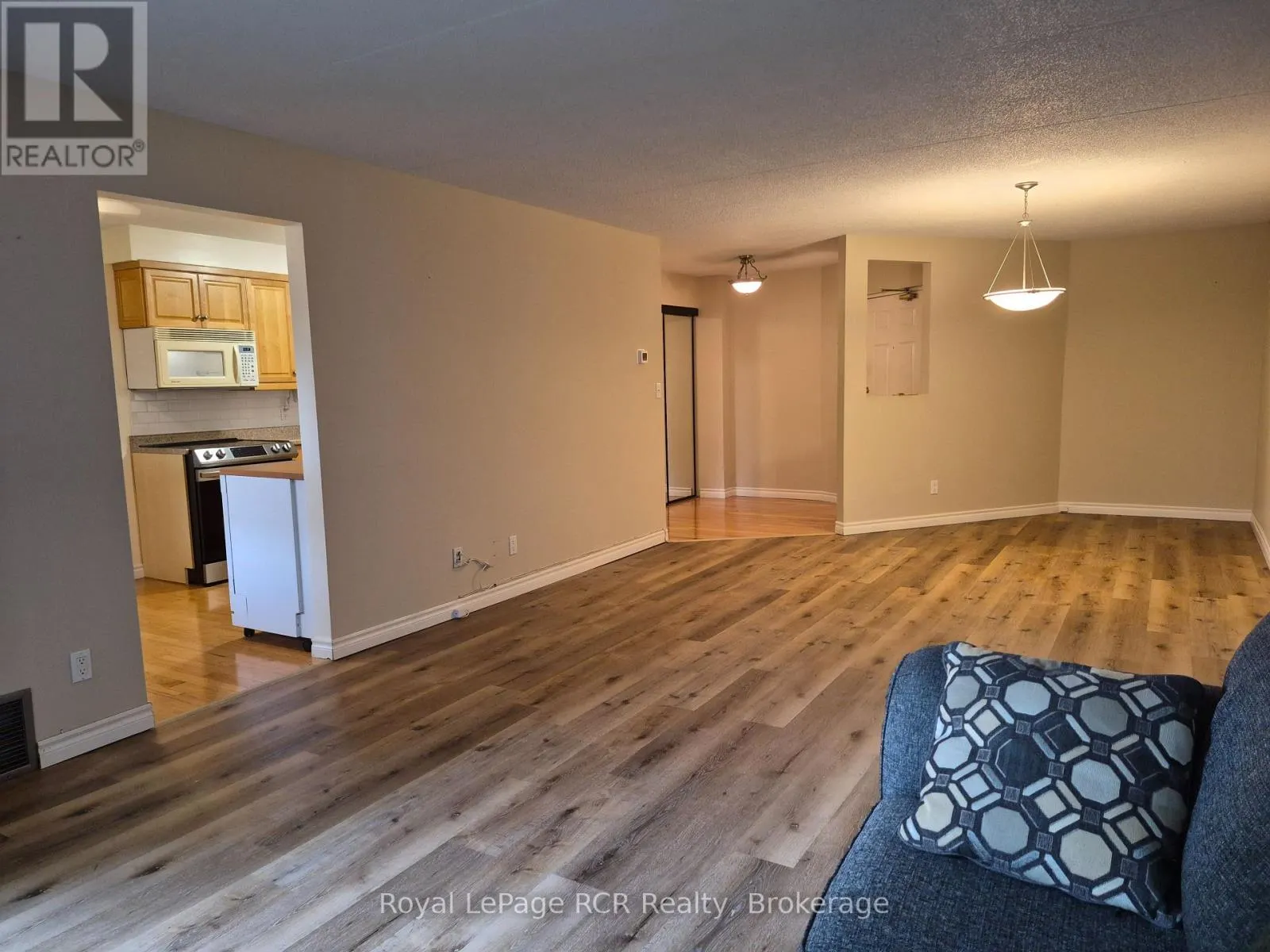 102 - 536 11TH AVENUE #102