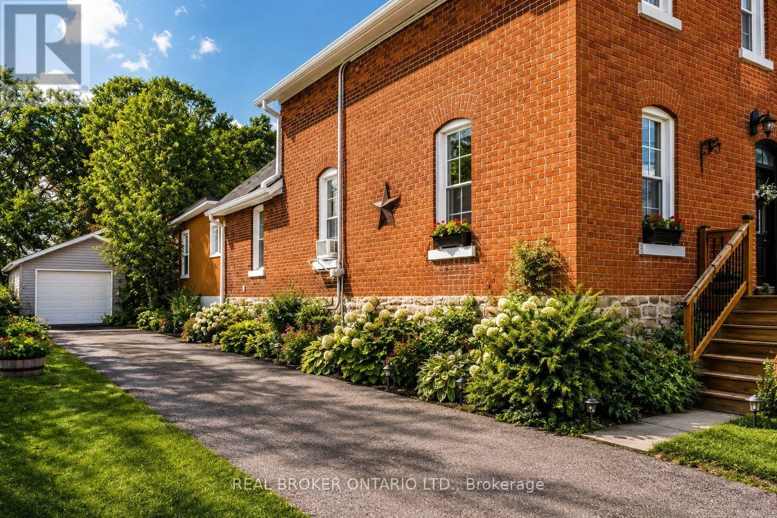 A & B - 33 NAPOLEON STREET