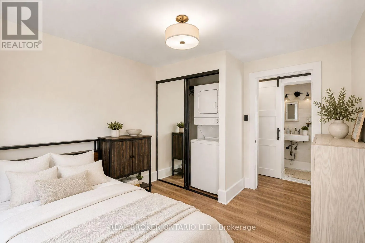 A & B - 33 NAPOLEON STREET