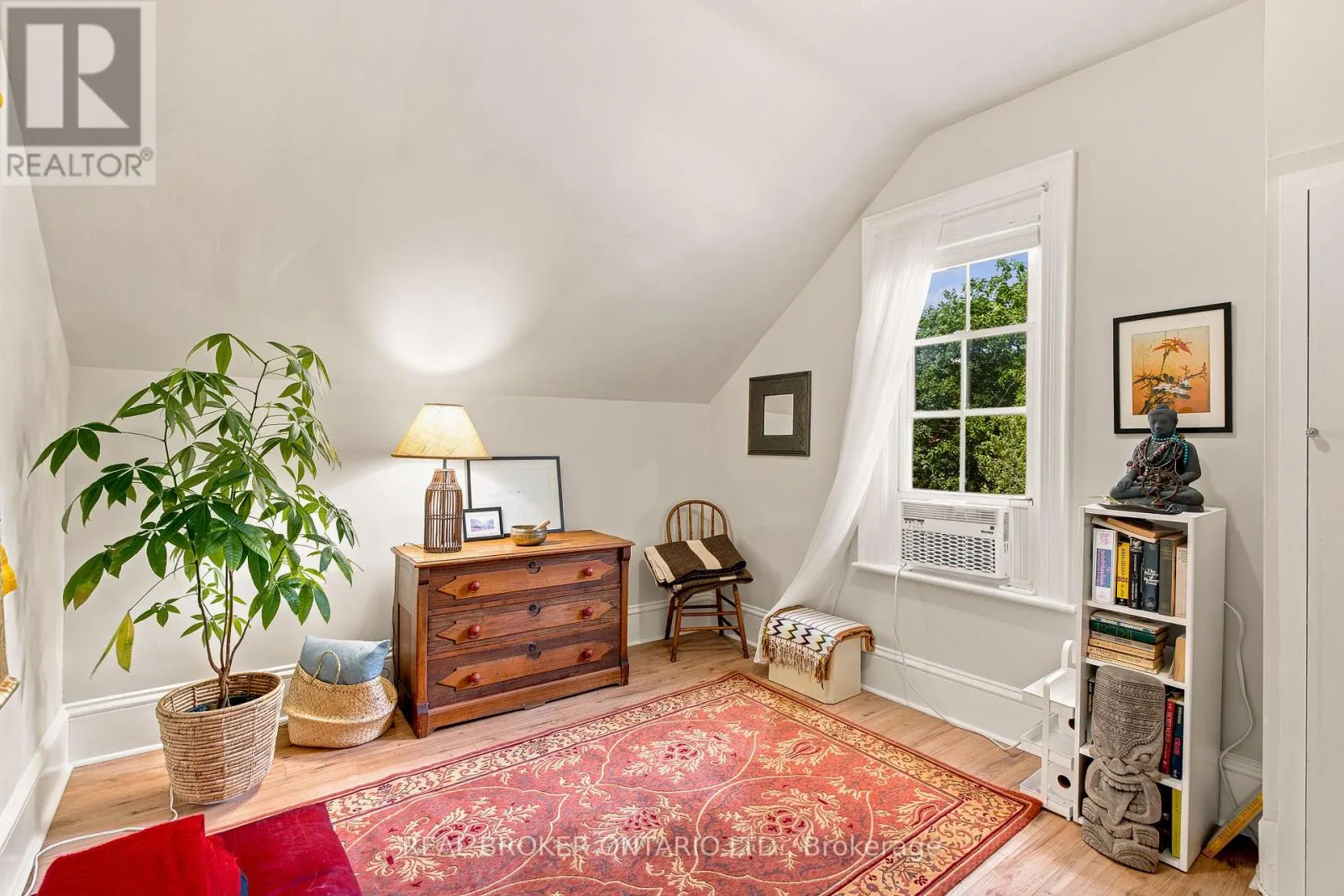 A & B - 33 NAPOLEON STREET