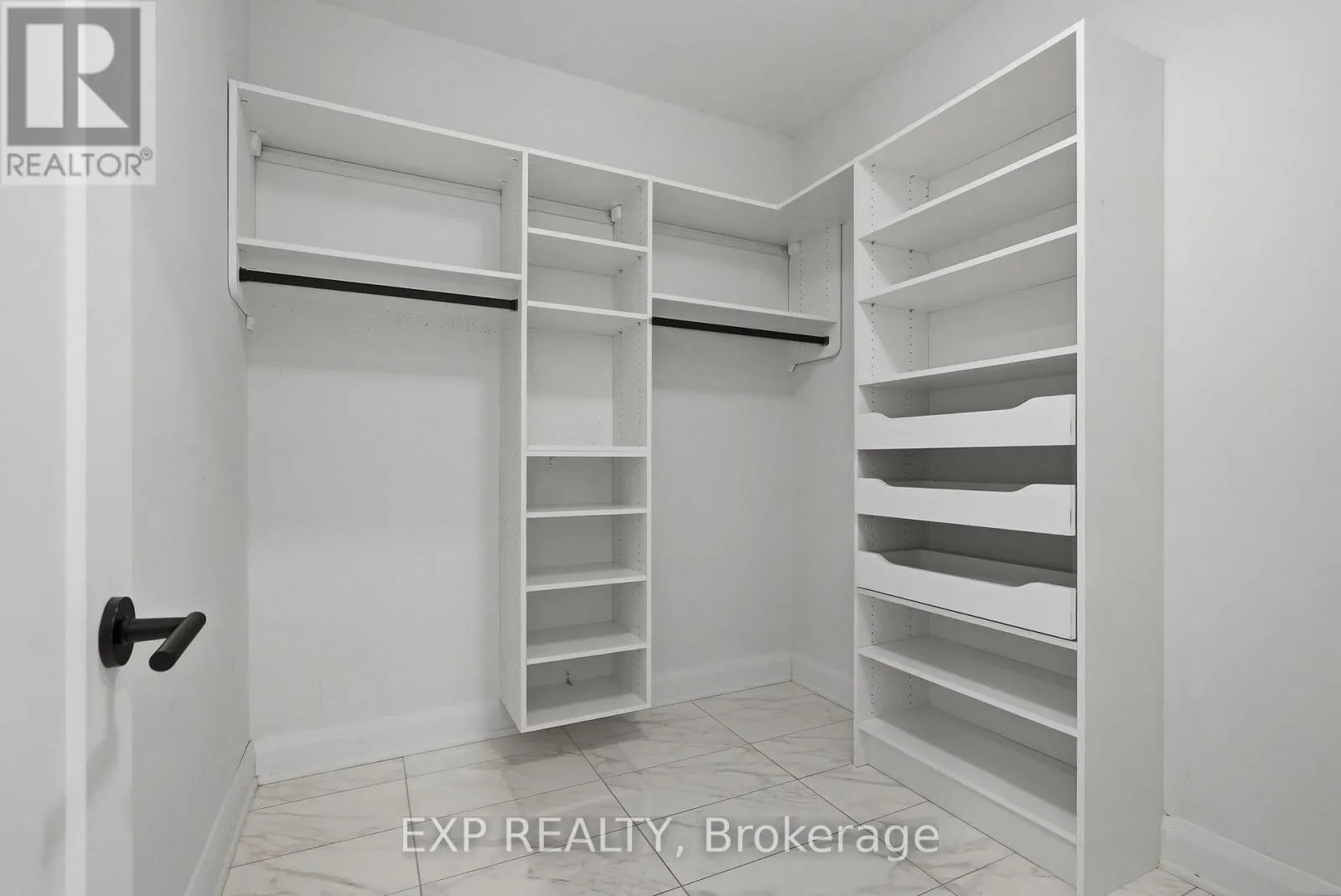 301 - 100 CORTILE PRIVATE